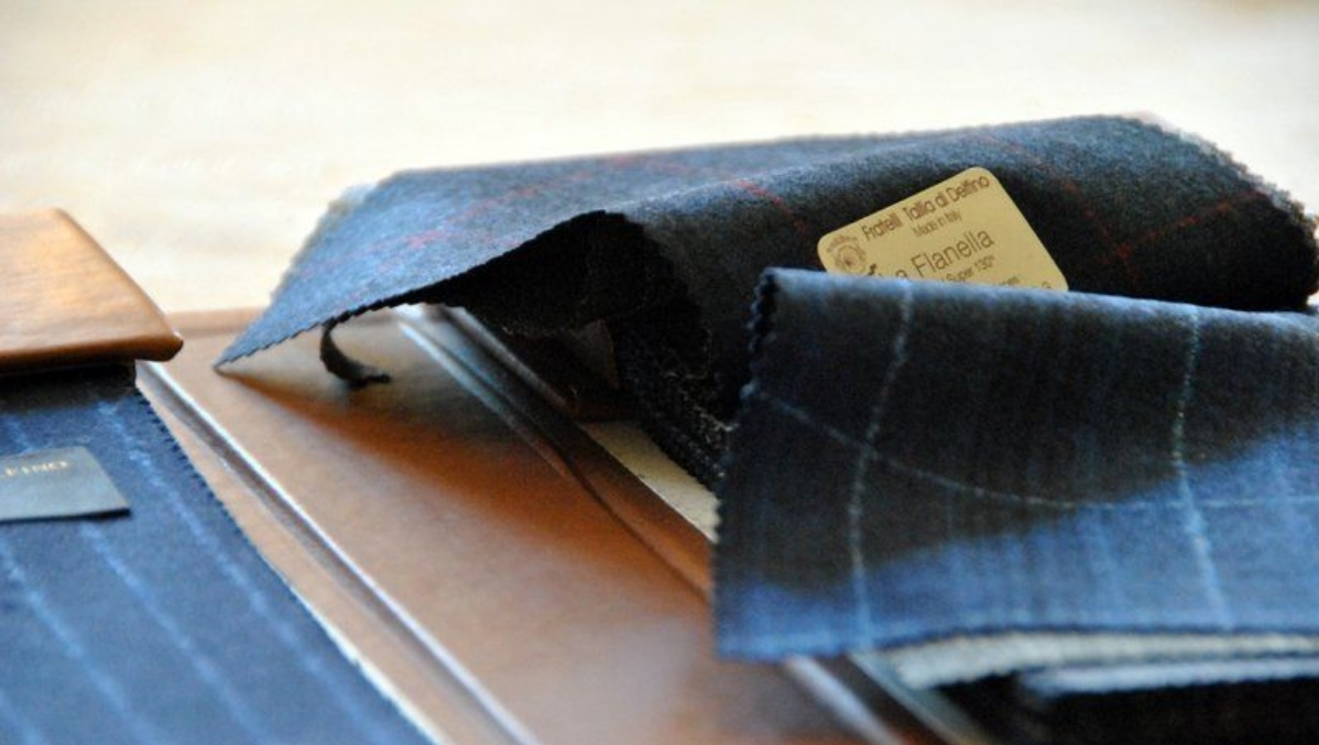 Feiner Zwirn Flanellstoffe in Blau für maßgeschneiderte Anzüge und Sakkos