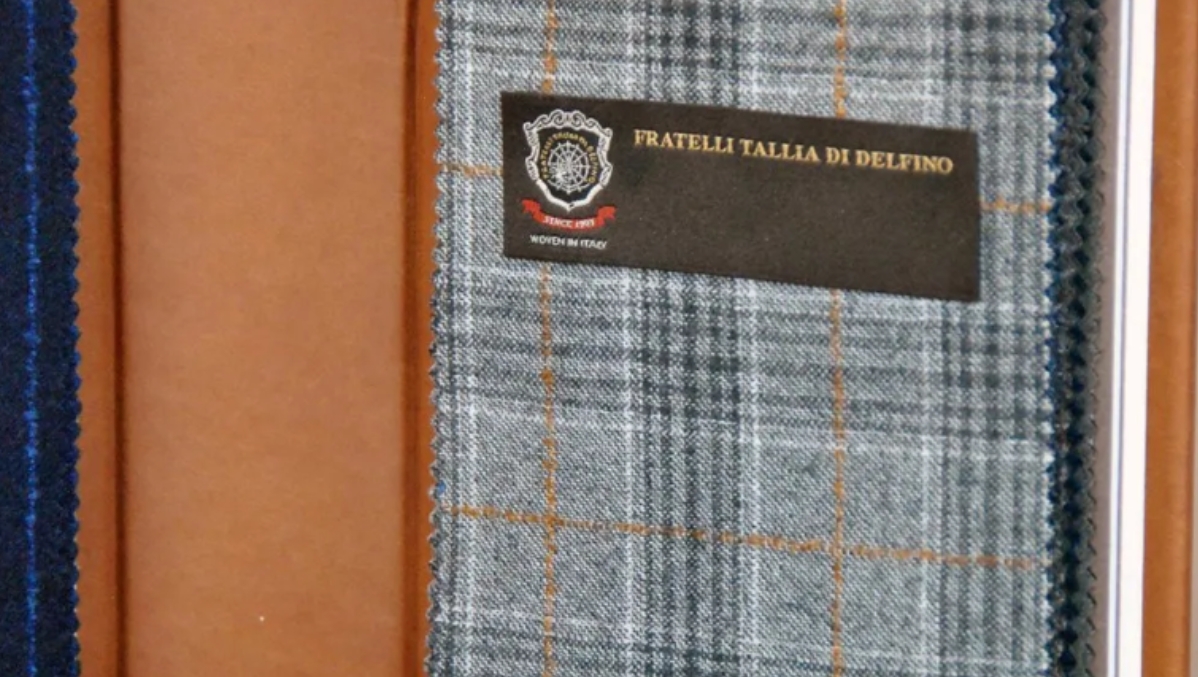 Feiner Zwirn karierte Stoffe in Blau und Braun für individuelle Maßmode